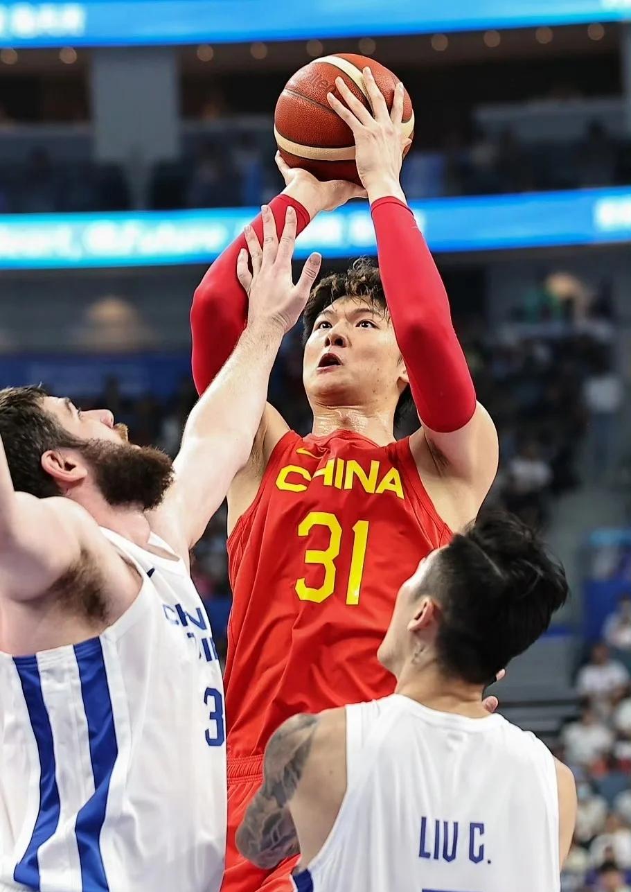 国家队选手在赛场上展现出卓越的实力(国家队选手在赛场上展现出卓越的实力英语)