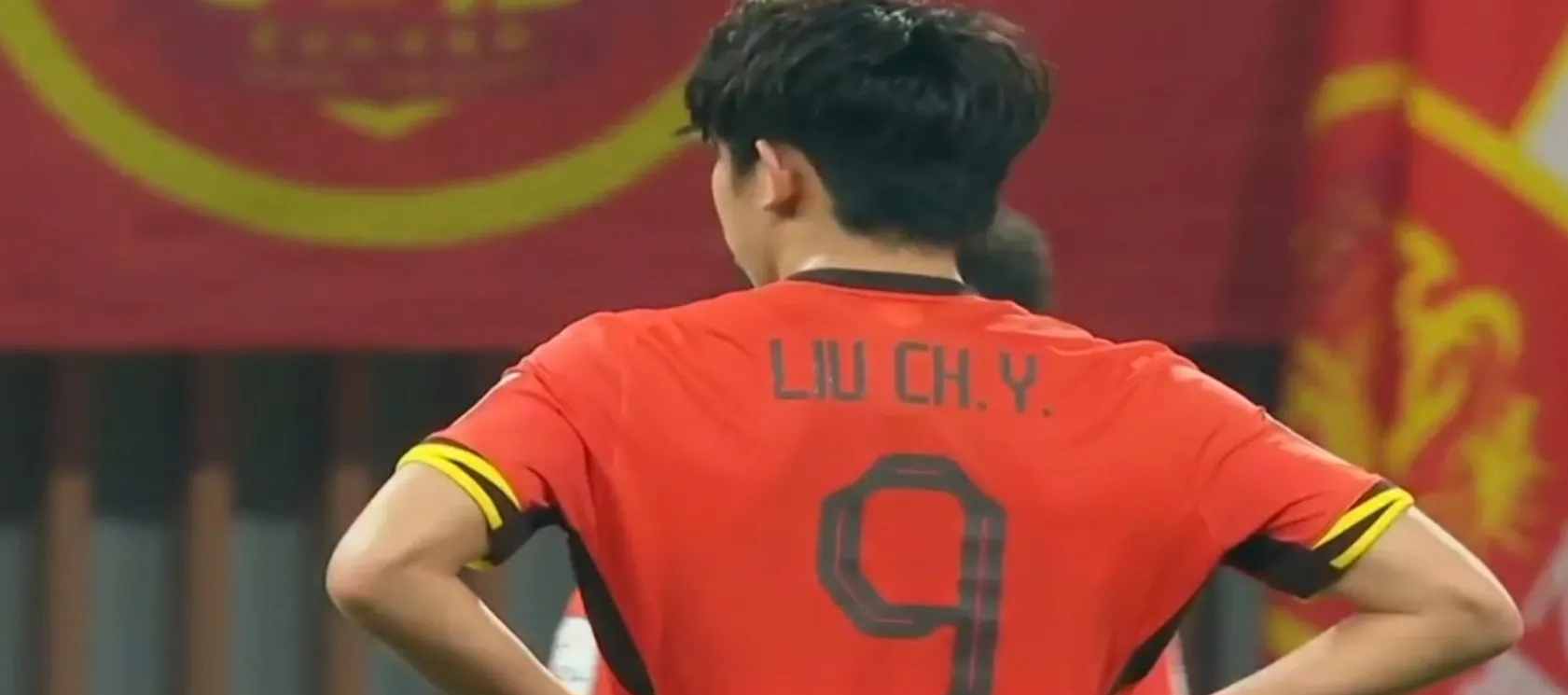 队员被教练嘱咐后，摩拳擦掌准备战斗的简单介绍