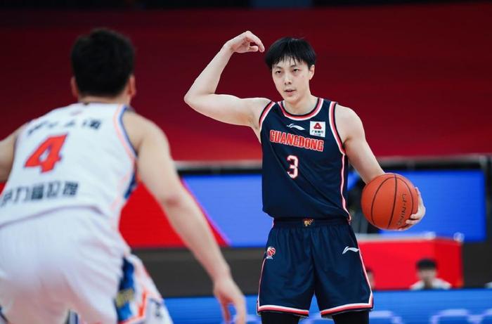 热火队前锋突破技术娴熟，为球队创造多次得分机会！的简单介绍