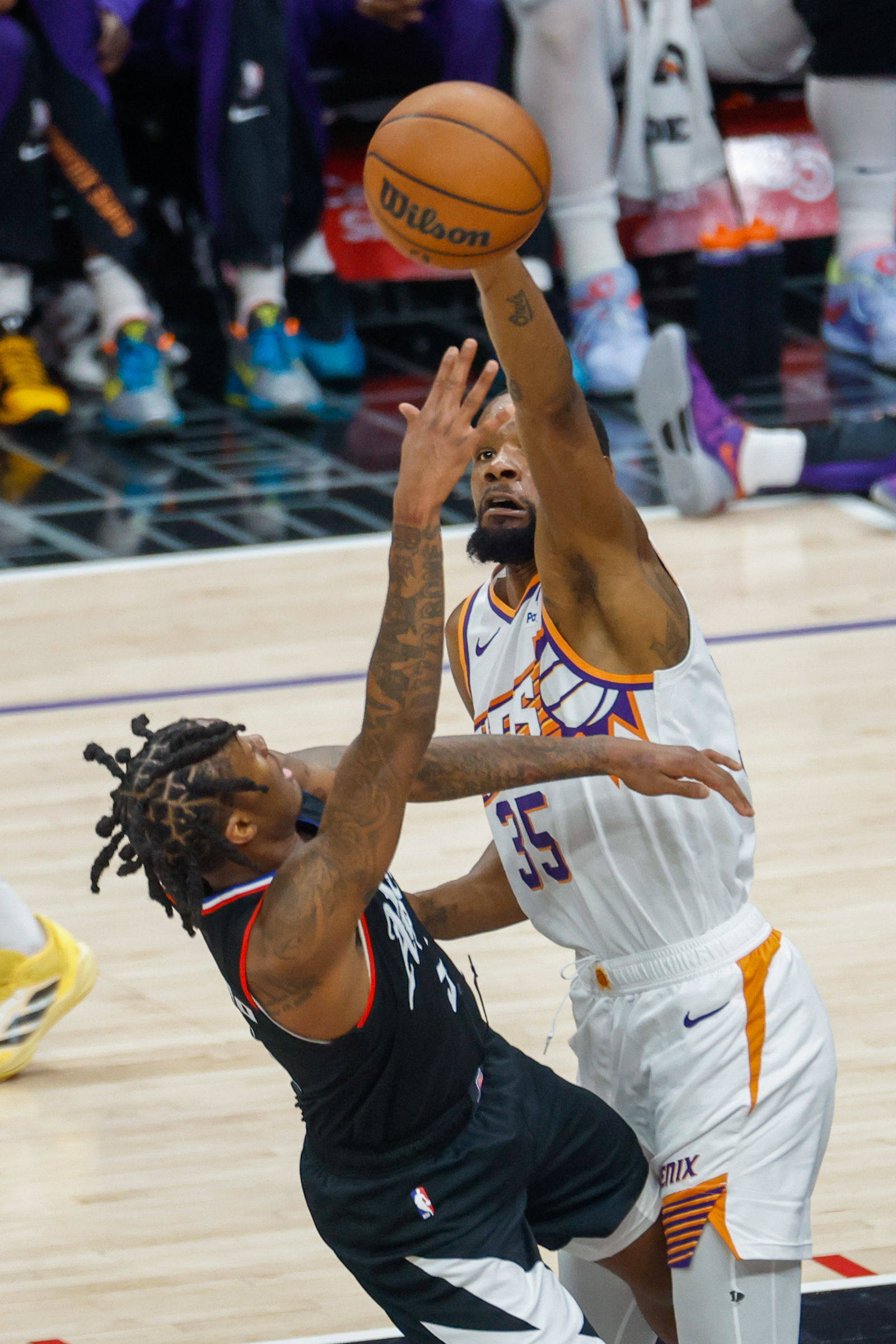 包含篮球赛事频次增加，球员体能面临挑战的词条