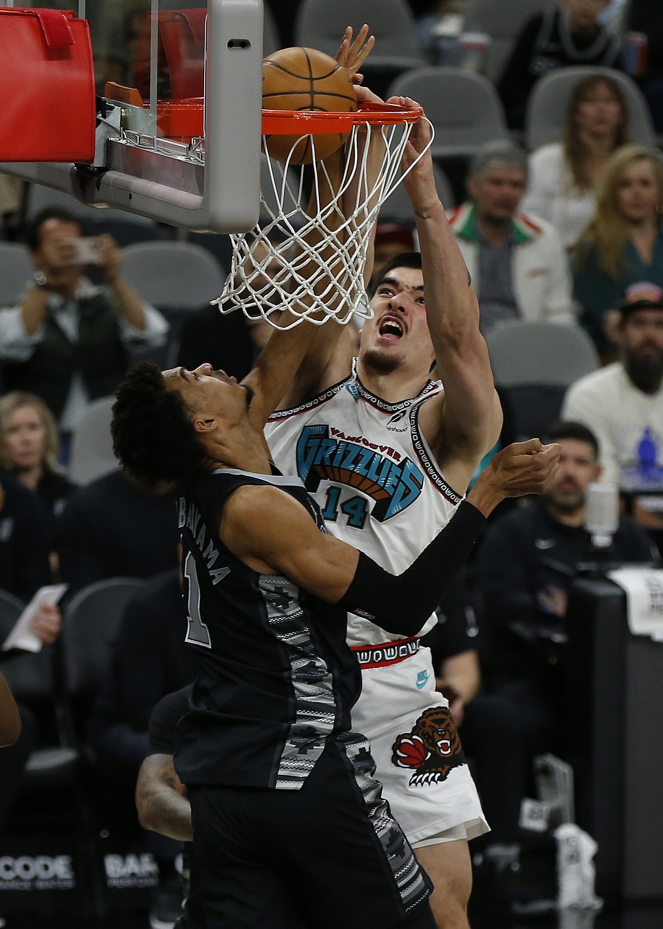 aoa体育新闻-马刺击败对手！圣安东尼奥队员表现精彩