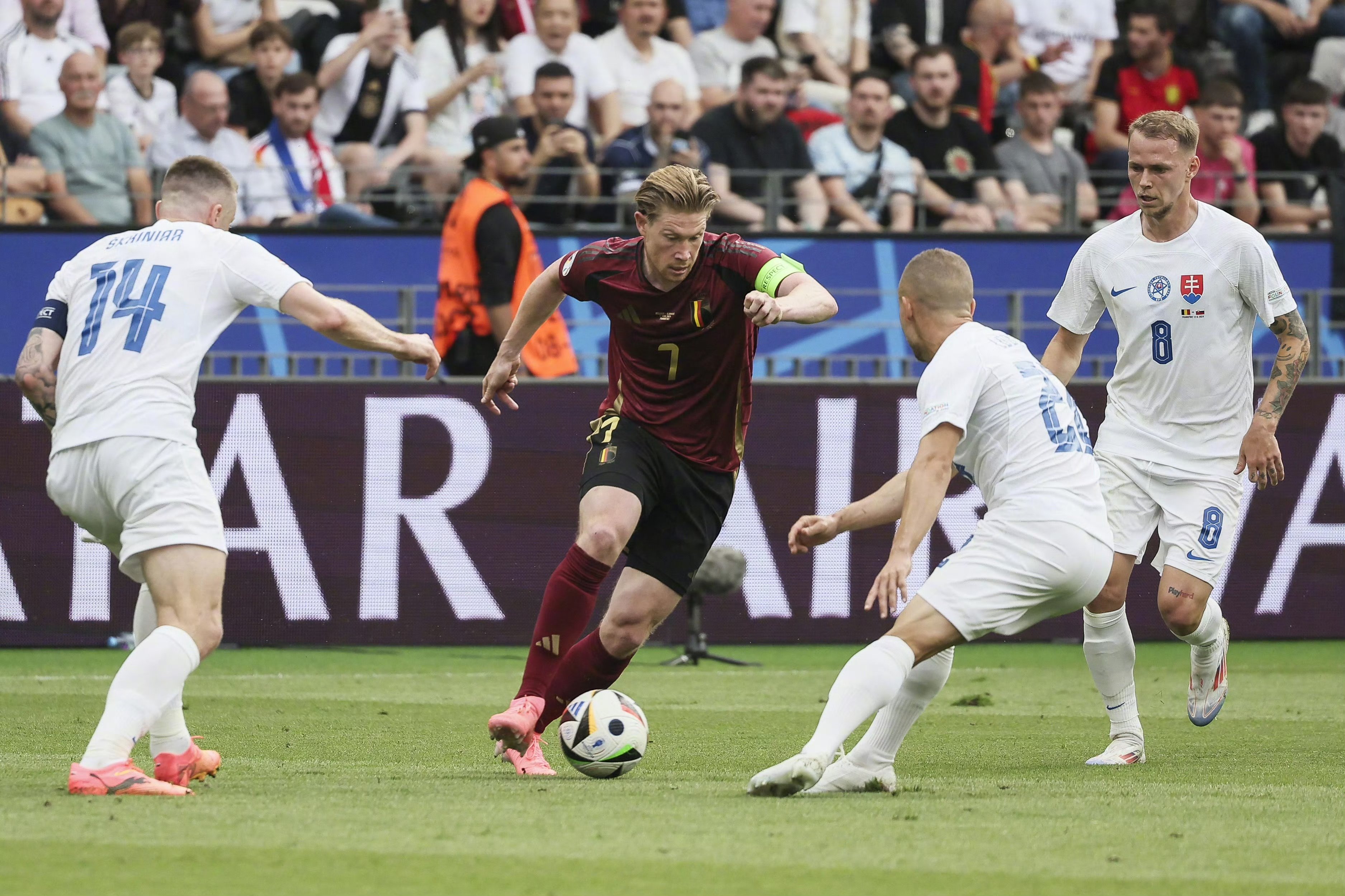 aoa体育娱乐-比利时队高居小组第一，锁定欧洲杯参赛名额