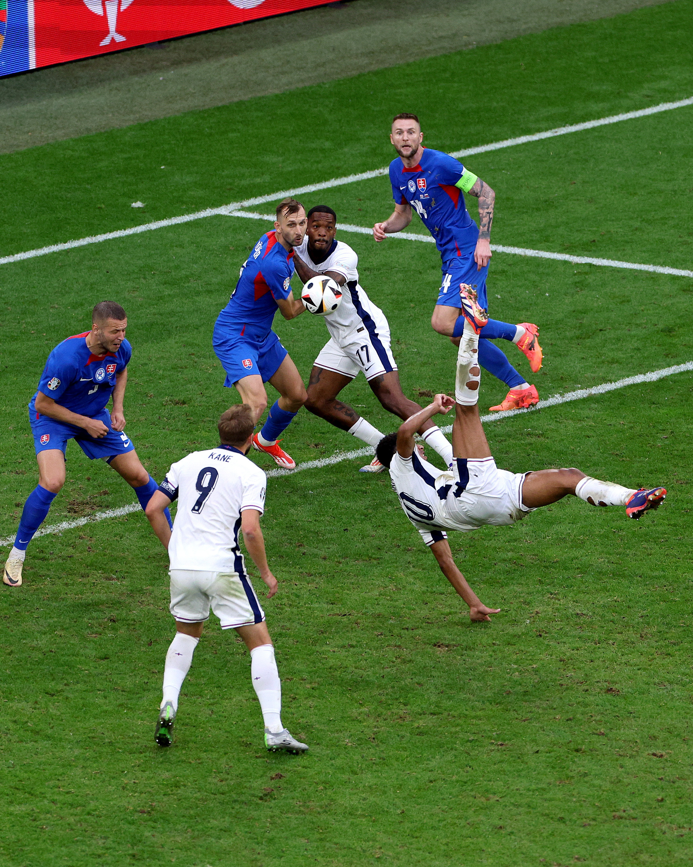 塞尔维亚对决斯洛伐克，在场边幕前的简单介绍