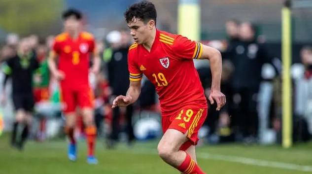 aoa体育直播-包含曼联球迷抗议管理层，要求改变队伍现状的词条