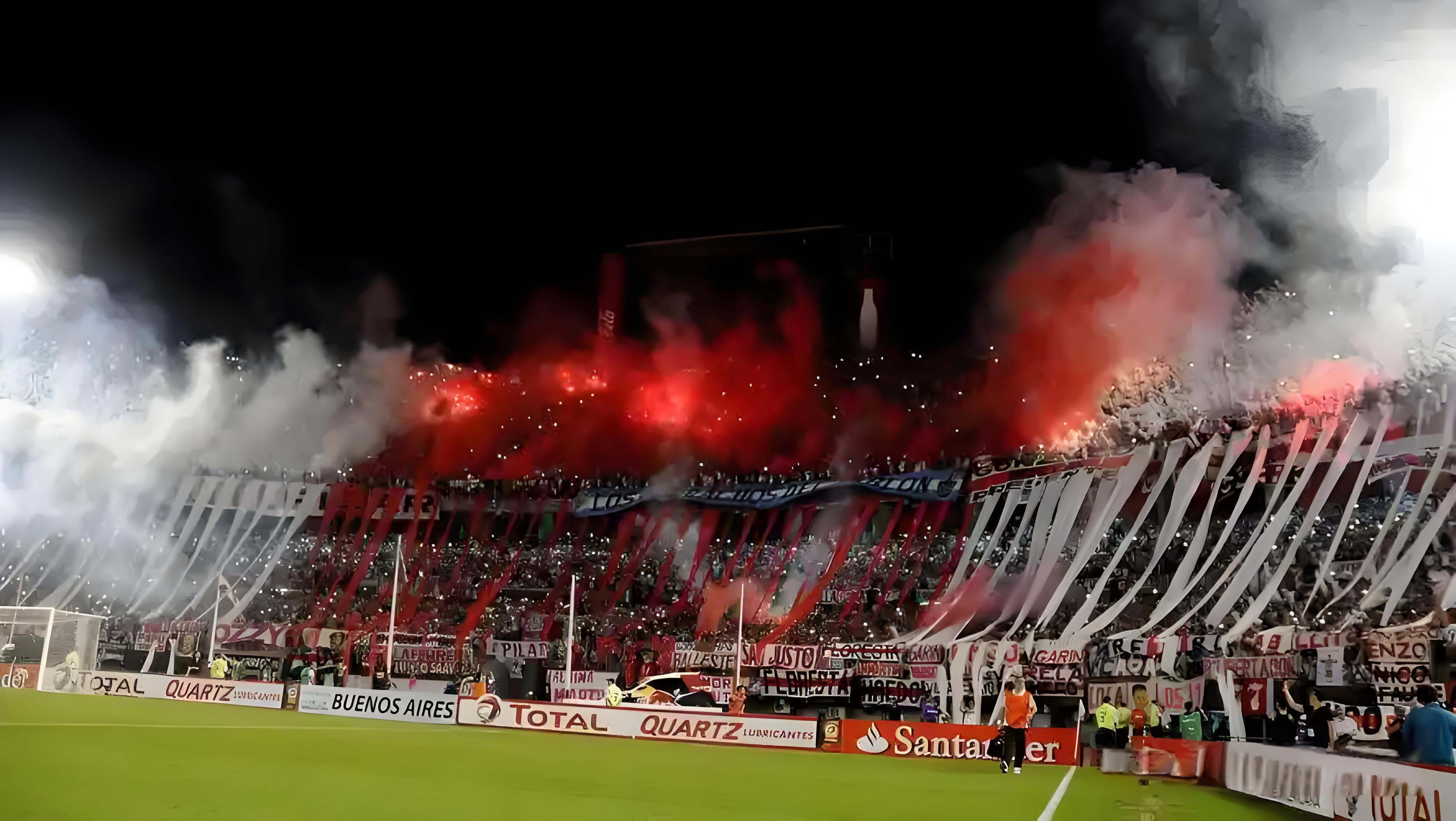 足球场上情势一触即发,胜负堪忧 足球场上情势一触即发,胜负堪忧