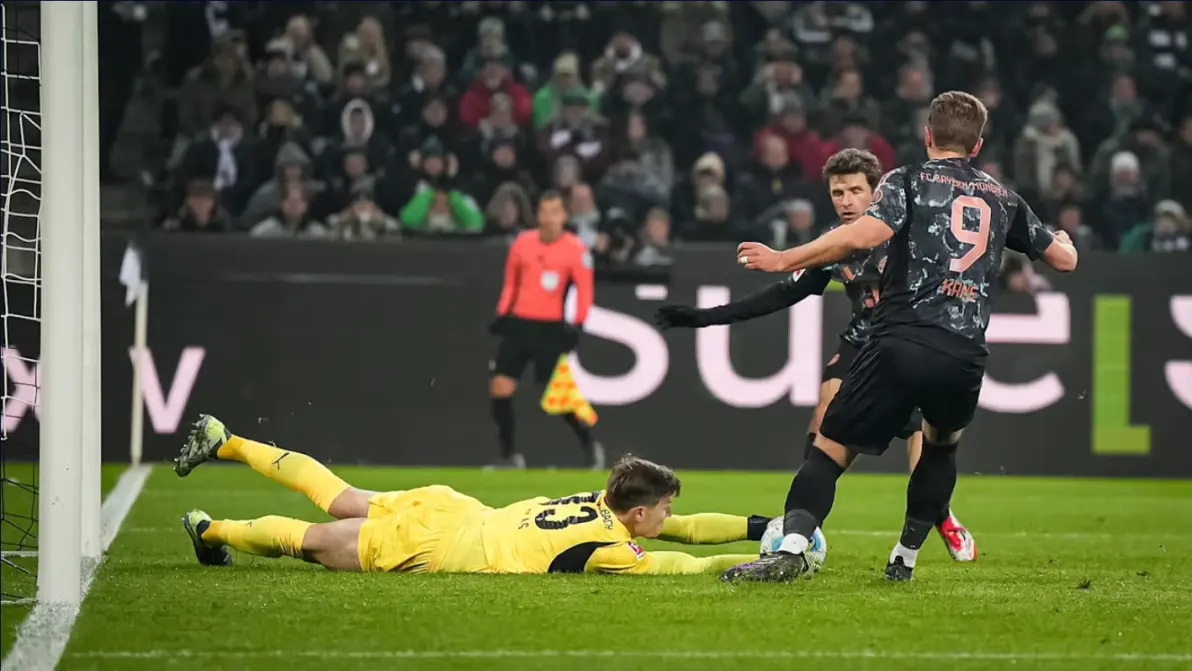 aoa体育娱乐-拜仁主场完胜门兴格拉德巴赫，三连胜领跑A组