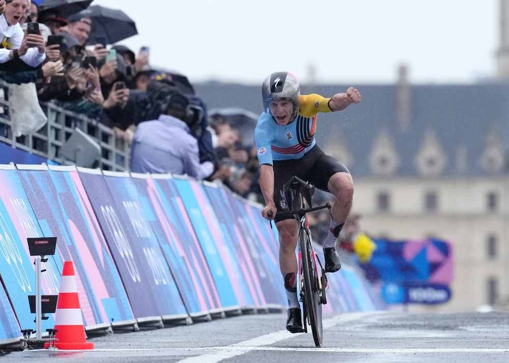 aoa体育视频-比利时自行车选手凭借速度获胜