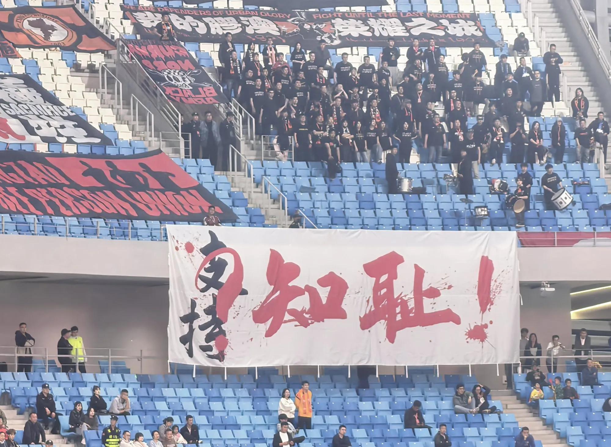 本土球队表现抢眼，观众欣喜赞叹