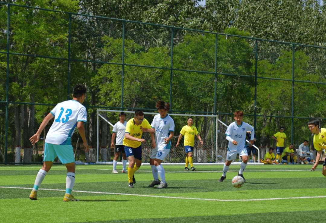 aoa体育-关于足球赛场氛围欢腾，球员斗志昂扬的信息