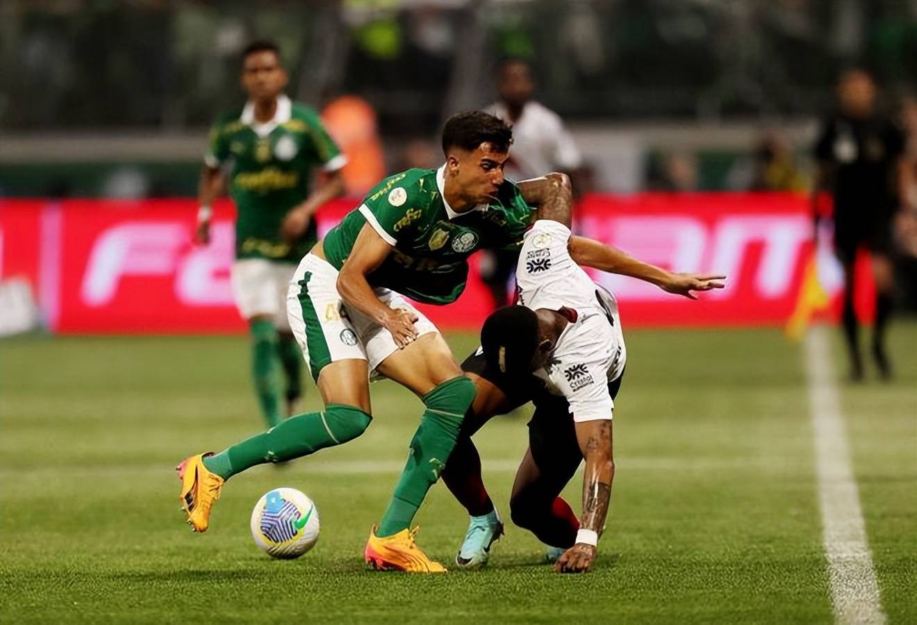 曼城中卫伤愈复出，提升球队稳固性