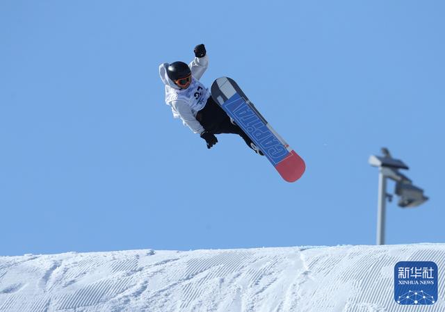 aoa体育娱乐-芬兰滑雪选手速度惊人，夺得单板滑雪银牌