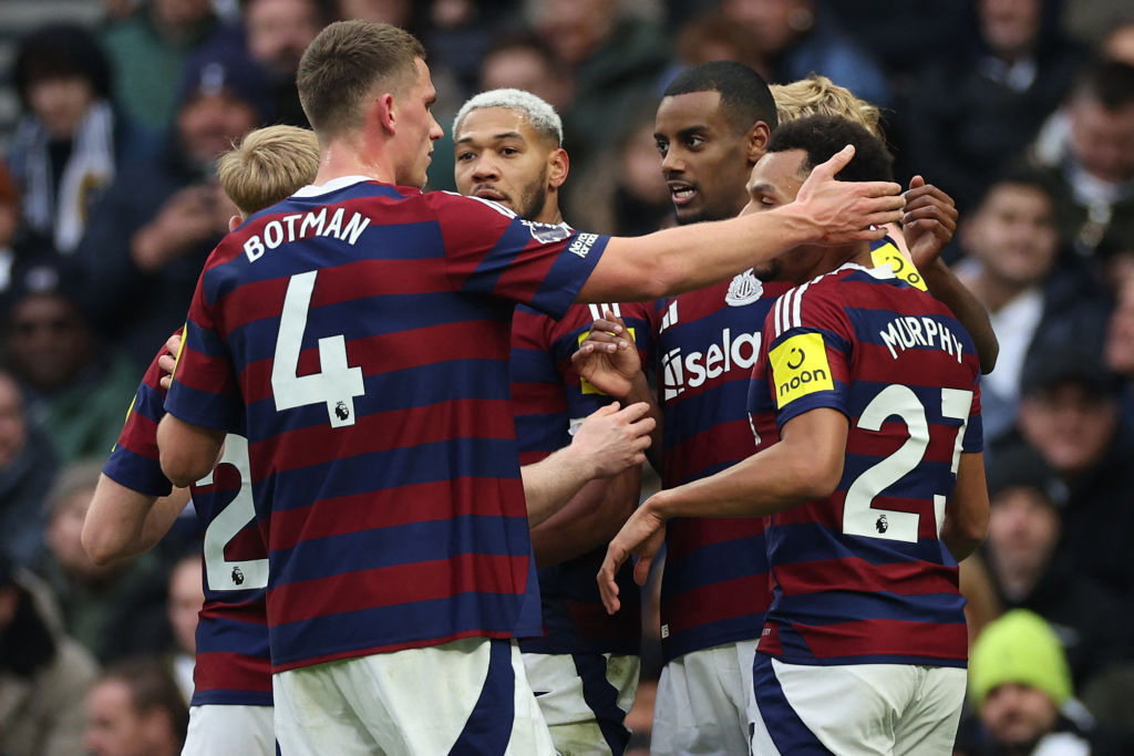 热刺客场击败埃弗顿，保持领先优势