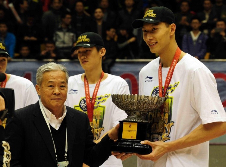 易建联被评为CBA年度最佳外援 易建联被评为CBA年度最佳外援