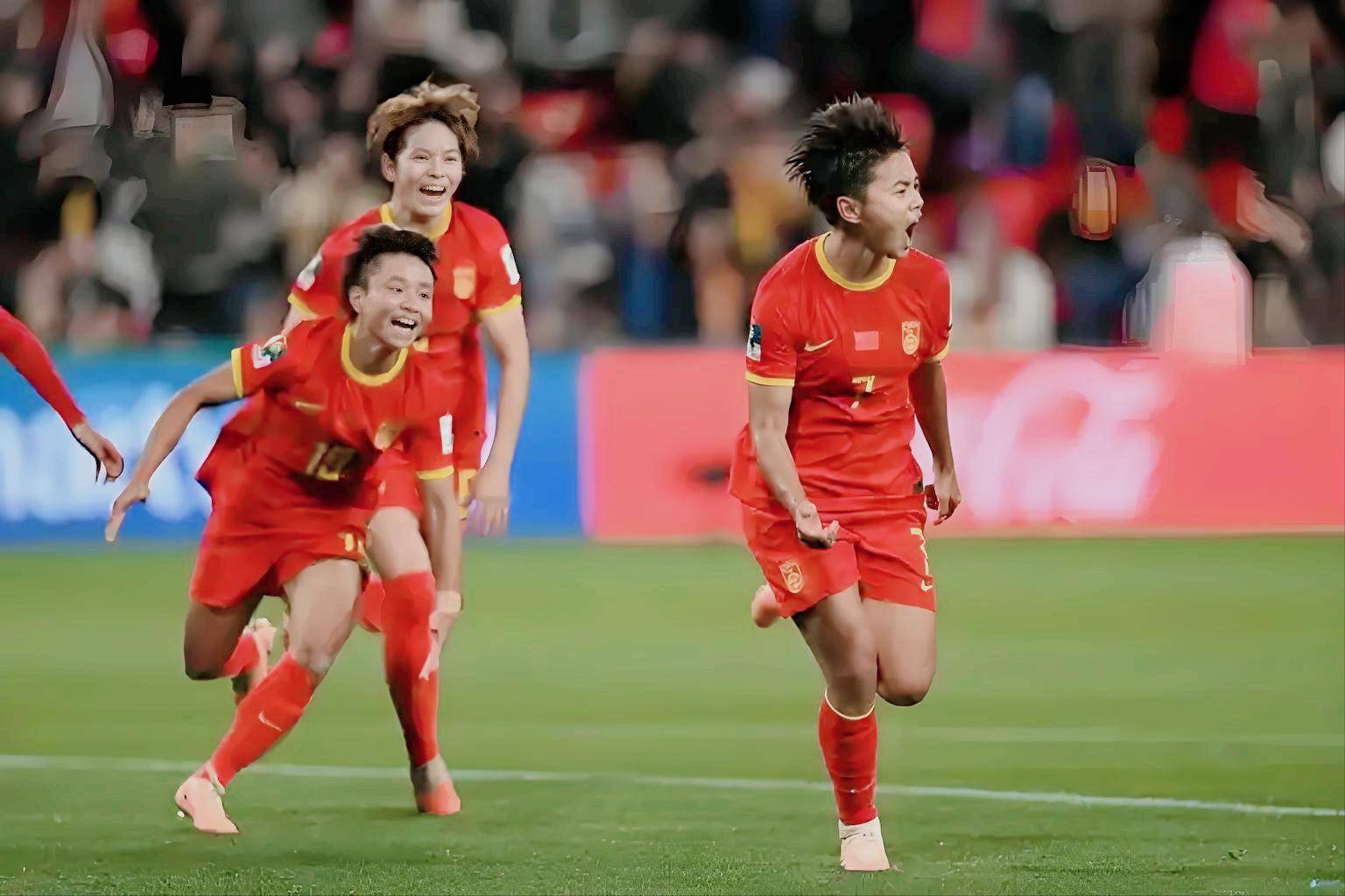 女足国家队再度一展英姿，赢在黄昏