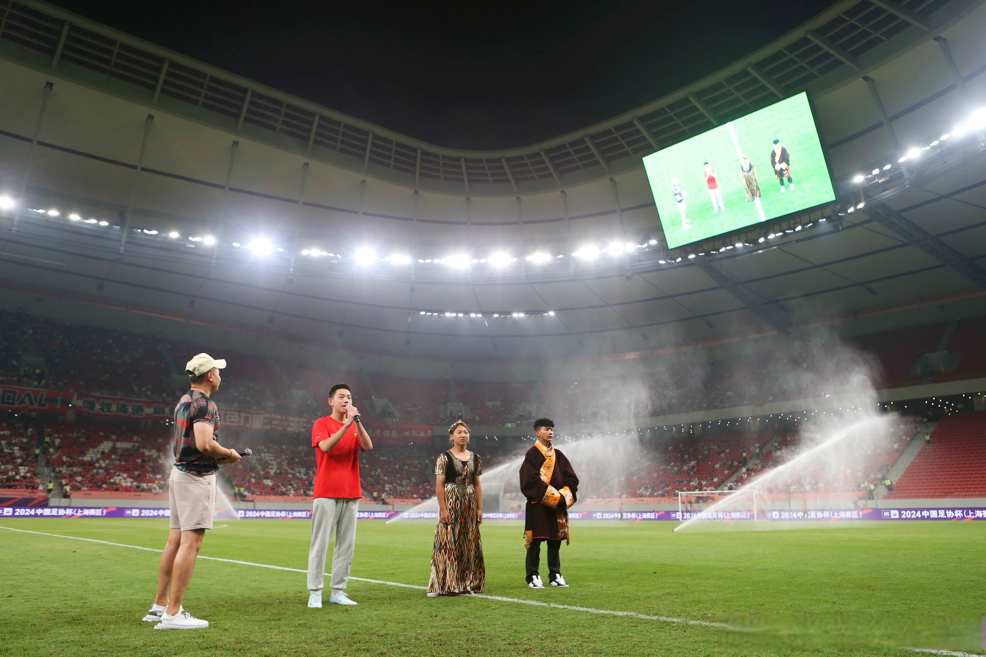 包含精彩的比赛现场再次上演,球迷欢呼雀跃的词条 包含精彩的比赛现场再次上演,球迷欢呼雀跃的词条